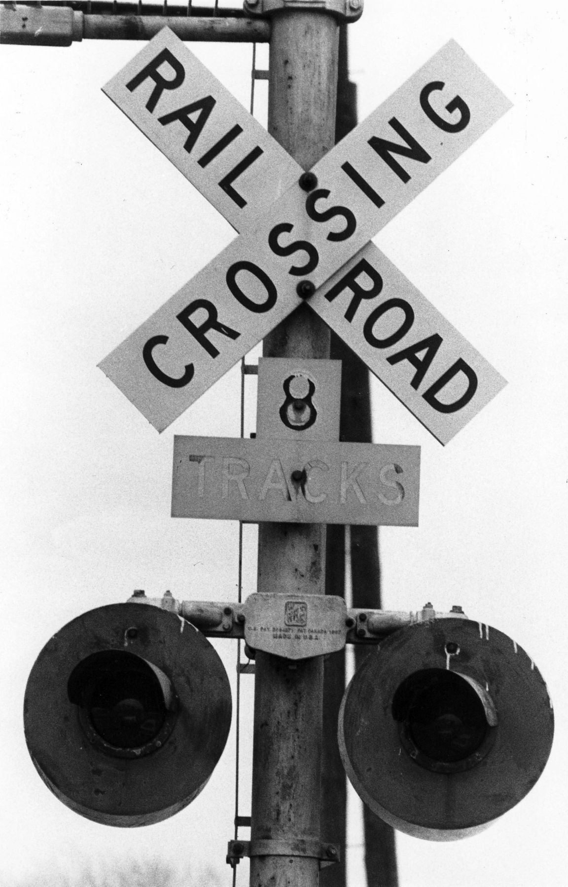 Illinois Central crossing sign 1984.jpg